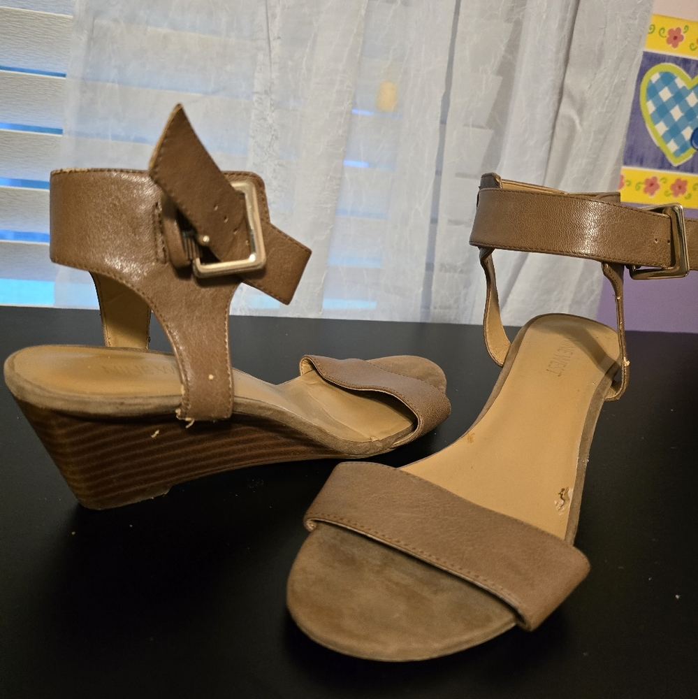 NINE WEST Open Toe Wedge Ankle Strap Sandals Beige Faux Leather US Size 8.5
